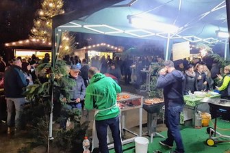 Friesener feiern vor der Haustüre - Der Weihnachtsmarkt war ein voller Erfolg.