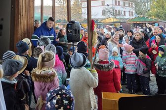 Friesener feiern Weihnachten am Bürgerhaus - Die Stimmung auf dem Friesener Weihnachtsmarkt war auch in diesem Jahr sehr gut.