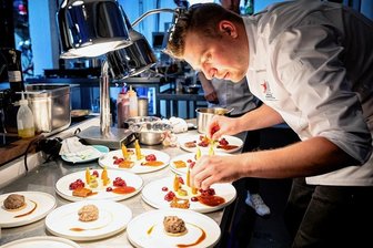 Frisch aus der Wettbewerbsküche: Schneeberger Pferde-Teller soll auch in der Heimat auf den Tisch - Hochkonzentriert: Sebastian Braun in Köln.