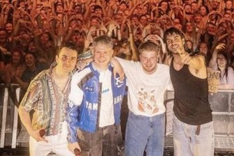 Frisch, frischer, 01099: Wie vier Jungs aus der Dresdner Neustadt mit ihrem Rap die Szene aufmischen - Die Fans im Rücken: Dani, Paul, Gustav und Zachi (v. l.) von 01099 auf ihrer "Schnelle Brillen Tour" im Leipziger Haus Auensee.