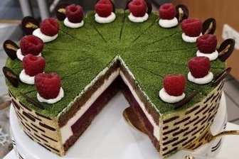 Frisch gebackene Zuckerfee betritt nun meisterlichen Pfad - Die Aufschnitttorte zeigt die akkurat gestalteten Schichten.