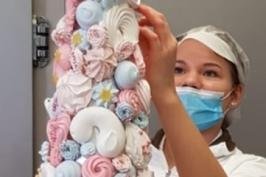 Frisch gebackene Zuckerfee betritt nun meisterlichen Pfad - Diese Dekoration aus Baiser hat sie fürs Schaufenster gestaltet.