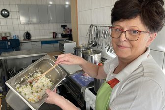 Frisch gekocht für 3 Euro pro Portion: So hält eine Köchin aus dem Vogtland Kindergarten-Essen erschwinglich - Seit mehr als 20 Jahren kocht Reina Oehmig in Hammerbrücke frisches Mittagessen für die Kinder in der Kita und im Hort des Dorfes.