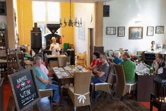 Frisch geröstete Bohnen aus Wüstenbrand: Kaffeegenuss trotz empfindlichem Magen - Gemütliches Kaffeehaus-Ambiente findet sich im alten Fabrikgebäude auf der Straße der Einheit 31 in Wüstenbrand. Kaffeeverkostung mit Schaurösten steht regelmäßig auf dem Programm, das nächste Mal am 8. Juni.