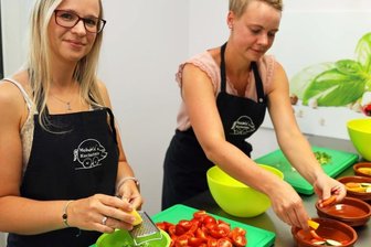 Frisch, gesund und lecker: Kochen im Team macht Spaß - Mandy Ziesler (links) und Stephanie Linke haben unter anderem den Salat zubereitet und das Ofengemüse vorbereitet, das dann gemeinsam verspeist worden ist.
