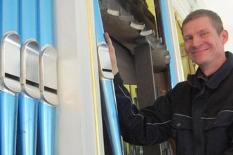 Frisch sanierte Großschirmaer Orgel lädt zum Konzert - Pfeifenbauer Frank Hunger von der Orgelbaufirma Wünning hat die neuen Pfeifen montiert.