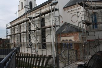 Frisch verputzt und bald enthüllt: Gablenzer Kirche zeigt ihr neues Gesicht - Bald fallen die Gerüste an der Gablenzer Kirche, die zu einem Hingucker geworden ist.
