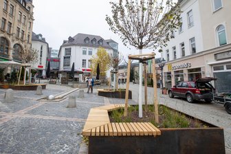 Frische Akzente auf dem Klostermarkt Plauen - Eine Sitzgruppe mit Hochbeeten gruppiert sich auf dem Klostermarkt um das Wasserspiel.