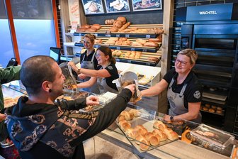 Frische Bäckerbrötchen am Sonntag: Wo bekommt man sie in Limbach-Oberfrohna und Burgstädt? - Bei Kathrin Bartsch, Melanie Hübert und Katja Knispel (von links) von Schäfers Backstube in Limbach gibt es auch sonntags frische Brötchen.