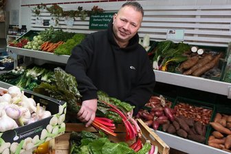 Frische gegen den Trend: Wie ein Obst- und Gemüseladen am Werdauer Markt seit 25 Jahren überlebt - Jörg Franik ist zwar gelernter Bäcker, aber liebt seinen jetzigen Job. Mittlerweile ist er der einzige Fachhändler für Obst und Gemüse in der Stadt Werdau.