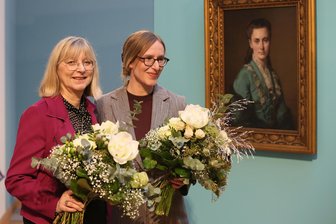 Frische Impulse für Zwickaus Kunstsammlungen: Neue Chefin plant stärkere Mehrsparten-Ausrichtung und neue Allianzen - Blumen zum Willkommen und Abschied: Fanny Stoye (rechts) folgt als Chefin der Zwickauer Kunstsammlungen auf Petra Lewey (links).