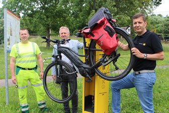 Frische Luft, platte Reifen, schnelle Hilfe: Radservice in Lunzenau und Rochlitz - Bauhofleiter Daniel Schneider, Bürgermeister Ronny Hofmann und Markus Löffler vom ADAC (v. l.) an der neuen Radservice-Station am Parkplatz an der Muldenterrasse in Lunzenau.