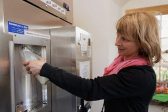 Frische Milch aus dem Automaten: Biohof im Erzgebirge punktet mit Direktvermarktung - Seit Anfang dieses Jahres betreiben Silvia Klinger (Foto) und Markus Lang auf ihrem Biohof in Sehma einen kleinen Hofladen samt einem neuen Milchautomaten. Kunden können die Rohmilch dort selbst in die Flaschen abfüllen. 