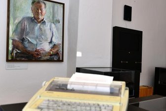 Frische Zielgruppen für Erich Loest - Noch befindet sich die Mittweidaer Erich-Loest-Ausstellung im Stadtmuseum "Alte Pfarrhäuser". Nach dem Umzug sollen die Schreibmaschine des Schriftstellers und dessen Porträt zu Hinguckern werden.