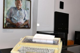Frische Zielgruppen für Loest - Noch befindet sich die Mittweidaer Erich-Loest-Ausstellung im Stadtmuseum "Alte Pfarrhäuser". Nach dem Umzug sollen die Schreibmaschine des Schriftstellers und dessen Porträt zu Hinguckern werden. 