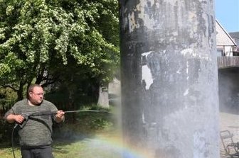 Frischekur für alte Säulen - Benjamin Weigel reinigt die Säule am Teichplan. 