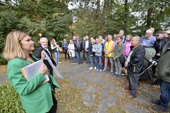 Frischekur für Parks in Marienthal: Wo Zwickau die Millionen für den Stadtteil investieren will - Station Pauluspark beim Stadtspaziergang durch Marienthal: Rund 50 Bewohnerinnen und Bewohner sind mit der OB (vorn) und Fachleuten aus dem Rathaus unterwegs.