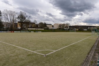 Frischekur für Sportstätten: Falkenstein investiert in Kunstrasenplatz und Tennisplatz - Falkenstein: Einer der ältesten Kunstrasenplätze in Sachsen wird erneuert.