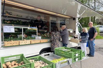 Frischemarkt am Samstag auf dem Zwickauer Hauptmarkt? Ratsfraktion lässt Machbarkeit prüfen - An frischen Waren sind die Kunden auf den Wochenmärkten interessiert.