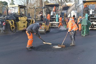 Frischer Asphalt bringt Hoffnung: Wann wird die Wallstraße freigegeben? - Wallstraße in Freiberg: Bauarbeiter haben am Donnerstag die letzte Asphalt-Deckschicht aufgebracht.