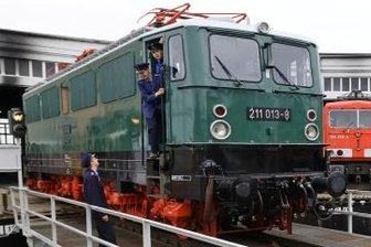 Frischer Lack für historische Elektro-Lok - Frisch lackiert ist die grüne Elektrolokomotive der Baureihe 211 derEisenbahnfreunde Glauchau.