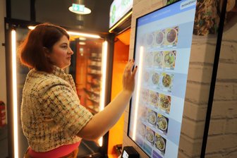 „Frischer Otto“ macht Appetit: Neuer Speiseautomat in Freiberg nimmt seinen Dienst auf - Schon nach einem Tag muss Odette Lamkhizni den Speisenautomat im Helmholtz Institut Freiberg wieder auffüllen.