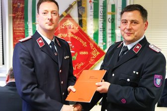 Frischer Wind bei der Feuerwehr Falkenau: Was der Neue an der Spitze vorhat - Philipp Schaarschmidt (l.) übernimmt bei der Falkenauer Feuerwehr von Daniel Müller (r.) den Chefposten.