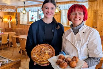 Frischer Wind für Erbgericht in Holzhau im Erzgebirge: Mit Kuchen, Sauerkraut und Schmorbraten - Lilly und Mandy Meissner (r.) mit Kuchen und saisonalen Speisen in Holzhau.