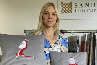 Frischer Wind für Familienbetrieb im Vogtland: Die fünfte Generation steigt ein - Mit Yoga-Weihnachtsmännern will die Kissen-Manufaktur Sandner - im Bild Gesellschafterin Heidi Sandner Wies - dieses Jahr im Weihnachtsgeschäft punkten.