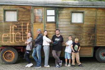 Frischer Wind für Skatepark Werdau: Jugend gestaltet Zirkuswagen als neuen Treffpunkt - Freiwillige Helfer und Kids des Skateparks sind stolz auf den neuen alten Zirkuswagen.