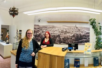 Frischer Wind im alten Gemäuer: Wie sich ein Museum im Erzgebirge für die junge Generation fit macht - Kerstin Schwertner (l.) und Cora Herzog verjüngen das Team im Museum in Schneeberg. Ihr Fokus liegt auf Bildungsangeboten, Projekttagen und dem Erlebnisfaktor in Sachen Heimatkunde – vor allem für jüngere Generationen.