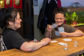 Frischer Wind im Vogtland: Auf eine Skatrunde zur „Sause“ - Nicole Scheffler (rechts) und Bea Peter haben in der „Sause“ Karten gespielt.