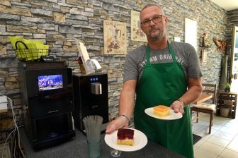 Frischer Wind in ehemaliger Bäckerei Börner: Kasis Bistro eröffnet in Falkenstein - Neuanfang in der Falkensteiner Innenstadt: Seit Anfang des Monats betreibt Thomas Kasiske aus Ellefeld dort ein neues Bistro mit Snacks für Zwischendurch, Mittagessen sowie einem kleinen Kuchenangebot.