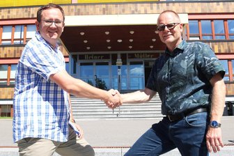 Frischer Wind in Eppendorf: Martin Weinke übernimmt das Ruder an der Oberschule - Bürgermeister Axel Röthling (r.) begrüßt den neuen Schulleiter Martin Weinke.