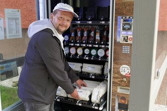 Frisches aus dem Automaten - Bald auch in Frauenstein? In Zschopau steht mitten im August-Bebel-Wohngebiet ein Verkaufsautomat. Landwirt Benjamin Kirsch füllt ihn ständig mit frischen Eiern auf.