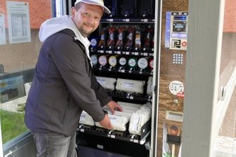Frisches aus dem Automaten - Bald auch in Frauenstein? In Zschopau steht mitten im August-Bebel-Wohngebiet ein Verkaufsautomat. Landwirt Benjamin Kirsch füllt ihn ständig mit frischen Eiern auf.
