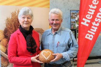 Frisches Brot für "Wiederholungstäter" - Ilona Müller (l.) aus Dittersbach bei Frauenstein spendete am Donnerstag im Stadtsaal Oederan zum 100-mal Blut, ihr Mann Gunter sogar 103-mal. Als Anerkennung für die Spende erhielt jeder Teilnehmer von der Bäckerei Möbius ein frisches Brot geschenkt.