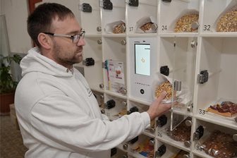 Frisches Brot nach Ladenschluss: Kirchberger Bäcker setzt auf Verkaufsautomaten - Wenn der „Stadtheizer“ seine Backstube schließt, bestückt Bäckermeister Danny Wittig (39) den Verkaufsautomaten. An der sogenannten Marktbox können Kunden Brot und andere Backwaren bargeldlos kaufen.
