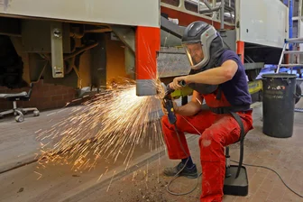 Frischzellenkur für Tram-Klassiker: Warum Zwickau seine alten Tatra-Bahnwagen aufmöbelt - Mario Meissner bei der Metallsanierung der Fahrgasteinstiege, konkret an der hinteren Tür. Rost und verschlissene Metallteile werden entfernt. Neue Metallteile werden ergänzt.