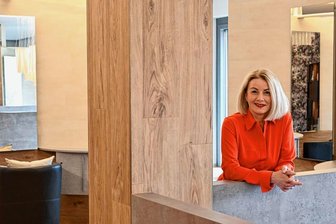 "Friseur ist wie Zahnarzt": Eine Chemnitzerin und die Haare der anderen - Claudia Dietze eröffnete vor 20 Jahren ihren eigenen Salon in der Chemnitzer Innenstadt. Zum Jubiläum soll gefeiert werden. Mitarbeiter und Kunden stoßen gemeinsam an.
