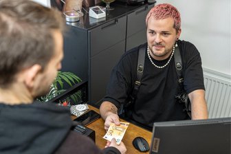 Friseure heben Preise an: Harte Zeiten für Friseursalons im Vogtland - David Beierweck, Inhaber der „Lockenbude Auerbach“, hat zum Monatswechsel seine Preise anheben müssen. Damit ist der 32-jährige Friseurmeister aber nicht allein.