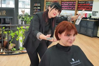 Friseure im Vogtland wollen gemeinsam stark sein: Warum eine junge Meisterin jetzt aktiv wurde - Für den letzten Schliff bei Vanessa Pömpner greift Sarah Leistner noch zum Haarspray.