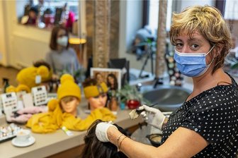 Friseure vorm Fest: Frust und Freizeit wegen Corona-Regeln - Der große Ansturm vor dem Weihnachtsfest bleibt in diesem Jahr im Salon von Korinna Ernst in Falkenstein aus. Ein Grund dafür ist die 2G-Regelung für die Kundschaft.