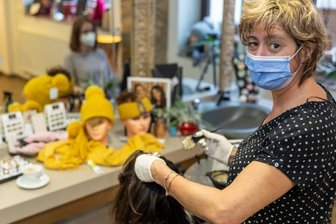 Friseure vorm Fest: Frust und Freizeit - Der große Ansturm vor dem Weihnachtsfest bleibt in diesem Jahr im Salon von Korinna Ernst in Falkenstein aus. Ein Grund dafür ist die 2G-Regelung für die Kundschaft.