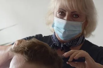 Friseurin erhält mit 68 Jahren Meisterbrief - Inge Hoffmann frisiert Alexander Hoffmann. 