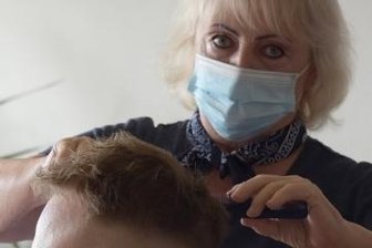 Friseurin erhält mit 68 Jahren Meisterbrief - Inge Hoffmann frisiert Alexander Hoffmann. 