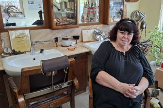 Friseurin im Erzgebirge kämpft gegen Rückzahlung von Corona-Hilfe: „Wenn Post vom Amt kommt, kriege ich Angst“ - Friseurmeisterin Stephanie Teumer, hier im historischen Teil ihres Salons, kämpft gegen die Rückforderung von Corona-Hilfen.