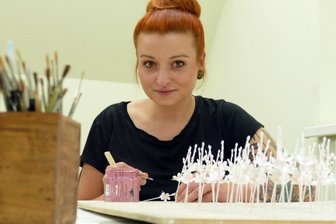 Friseurin in der Engelschmiede - Die gelernte Friseurin Melanie Fröhlich arbeitet seit 2015 als Malerin bei Wendt & Kühn. 
