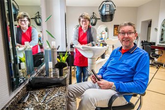 Friseurmeister im Erzgebirge geht in den Ruhestand – und die erste Auszubildende gleich mit - Friseurmeister Ralf Köhler geht zusammen mit seiner ersten Auszubildenden und letzten Angestellten Carola Recklies in den Ruhestand. Der Stollberger hat in seiner Jahrzehnte währenden Laufbahn manches erlebt. Verwaisen wird der Laden in der Straße Am Mühlgraben nicht.