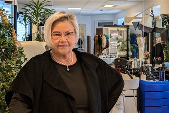 Friseurmeisterin Adda Lehmann-Seidel aus Freiberg geehrt: Um die Zukunft ihrer Gilde sorgt sie sich - Das Fachwissen von Adda Lehmann-Seidel ist noch immer gefragt im Salon.